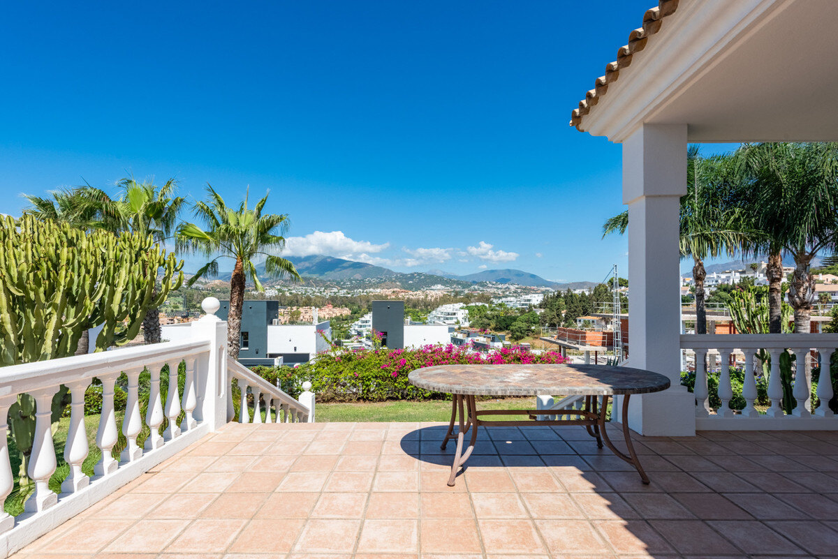 FOR SALE 🏡 Four-Bedroom Andalusian Villa to Renovate on a 1,656 m² Plot – Atalaya, New Golden Mile 🇪🇸