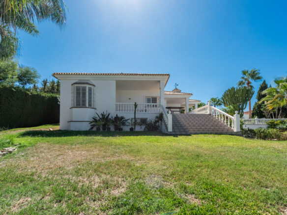 FOR SALE 🏡 Four-Bedroom Andalusian Villa to Renovate on a 1,656 m² Plot – Atalaya, New Golden Mile 🇪🇸