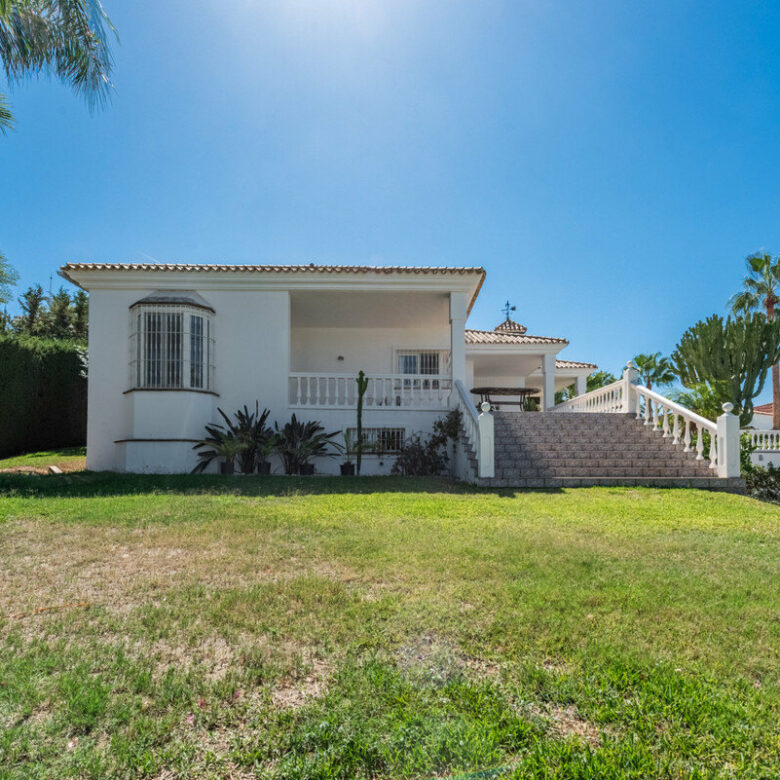 FOR SALE 🏡 Four-Bedroom Andalusian Villa to Renovate on a 1,656 m² Plot – Atalaya, New Golden Mile 🇪🇸