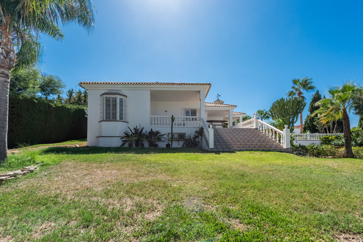 FOR SALE 🏡 Four-Bedroom Andalusian Villa to Renovate on a 1,656 m² Plot – Atalaya, New Golden Mile 🇪🇸