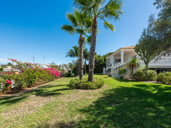 FOR SALE 🏡 Four-Bedroom Andalusian Villa to Renovate on a 1,656 m² Plot – Atalaya, New Golden Mile 🇪🇸