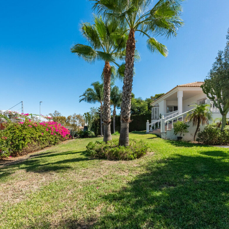 FOR SALE 🏡 Four-Bedroom Andalusian Villa to Renovate on a 1,656 m² Plot – Atalaya, New Golden Mile 🇪🇸