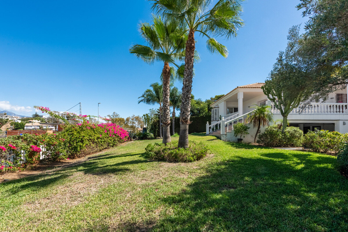 FOR SALE 🏡 Four-Bedroom Andalusian Villa to Renovate on a 1,656 m² Plot – Atalaya, New Golden Mile 🇪🇸