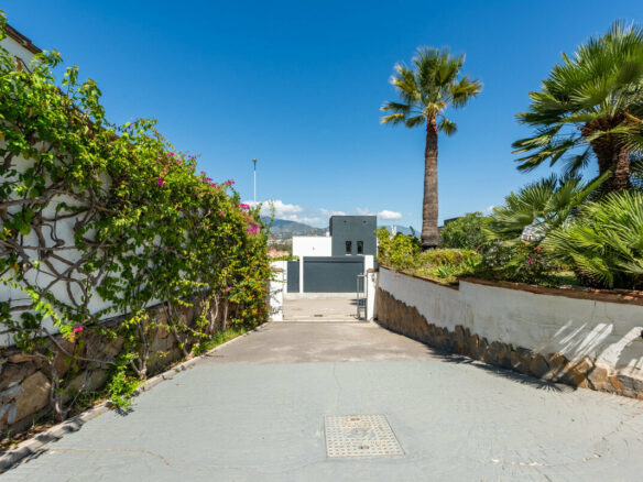 FOR SALE 🏡 Four-Bedroom Andalusian Villa to Renovate on a 1,656 m² Plot – Atalaya, New Golden Mile 🇪🇸