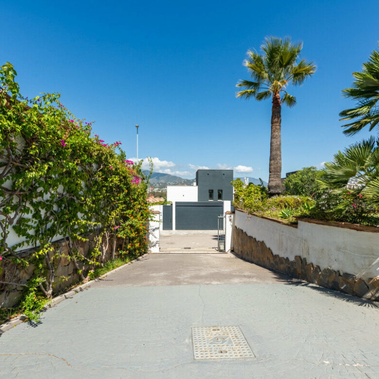 FOR SALE 🏡 Four-Bedroom Andalusian Villa to Renovate on a 1,656 m² Plot – Atalaya, New Golden Mile 🇪🇸