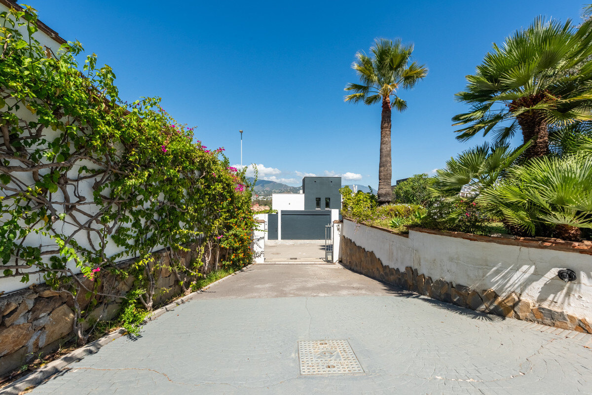 FOR SALE 🏡 Four-Bedroom Andalusian Villa to Renovate on a 1,656 m² Plot – Atalaya, New Golden Mile 🇪🇸
