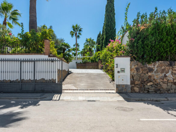 FOR SALE 🏡 Four-Bedroom Andalusian Villa to Renovate on a 1,656 m² Plot – Atalaya, New Golden Mile 🇪🇸