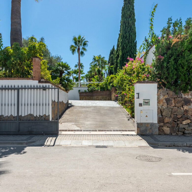 FOR SALE 🏡 Four-Bedroom Andalusian Villa to Renovate on a 1,656 m² Plot – Atalaya, New Golden Mile 🇪🇸