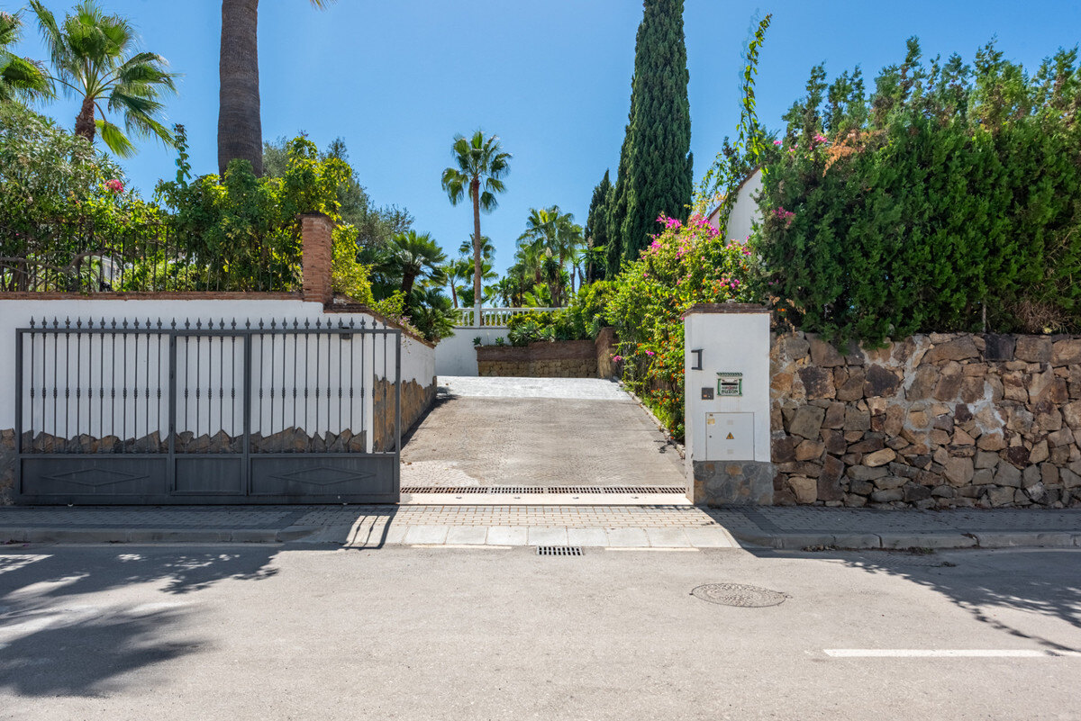 FOR SALE 🏡 Four-Bedroom Andalusian Villa to Renovate on a 1,656 m² Plot – Atalaya, New Golden Mile 🇪🇸