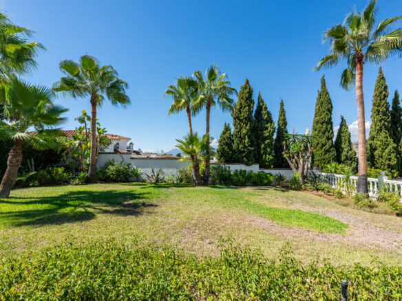 FOR SALE 🏡 Four-Bedroom Andalusian Villa to Renovate on a 1,656 m² Plot – Atalaya, New Golden Mile 🇪🇸
