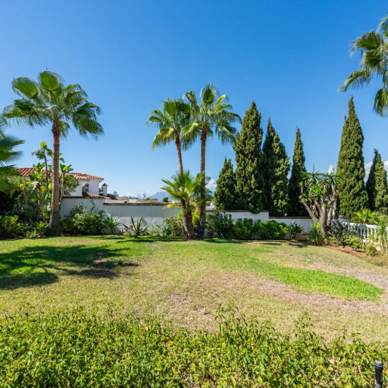 FOR SALE 🏡 Four-Bedroom Andalusian Villa to Renovate on a 1,656 m² Plot – Atalaya, New Golden Mile 🇪🇸