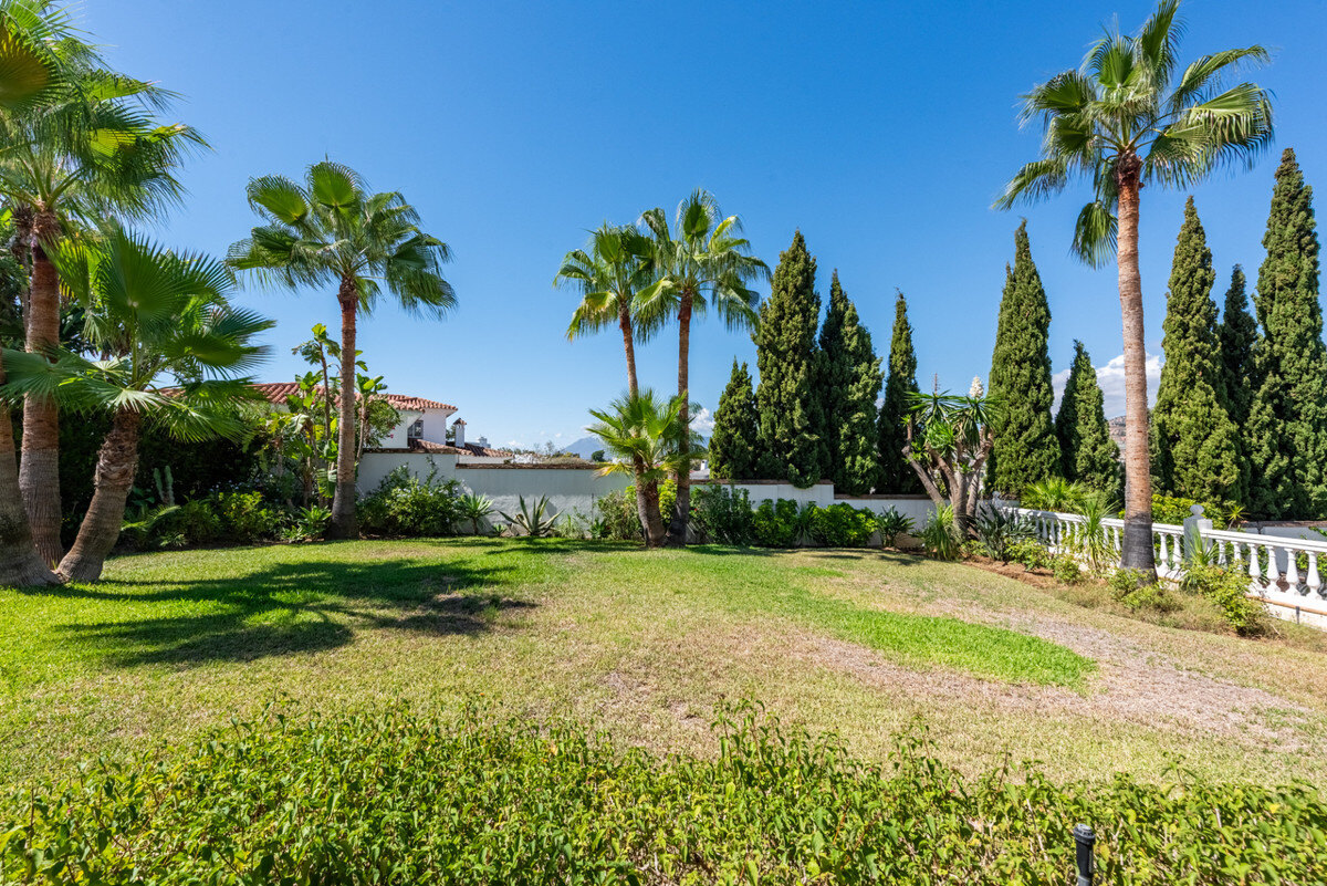 FOR SALE 🏡 Four-Bedroom Andalusian Villa to Renovate on a 1,656 m² Plot – Atalaya, New Golden Mile 🇪🇸