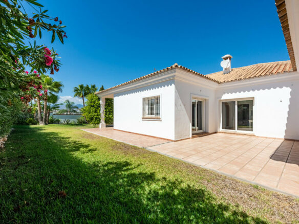 FOR SALE 🏡 Four-Bedroom Andalusian Villa to Renovate on a 1,656 m² Plot – Atalaya, New Golden Mile 🇪🇸