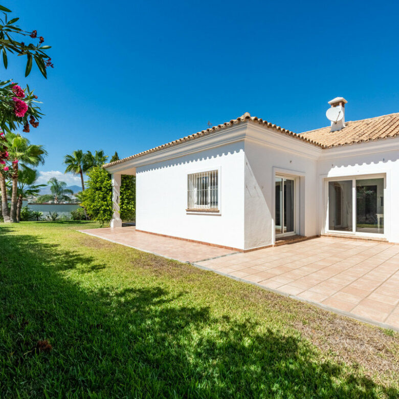 FOR SALE 🏡 Four-Bedroom Andalusian Villa to Renovate on a 1,656 m² Plot – Atalaya, New Golden Mile 🇪🇸