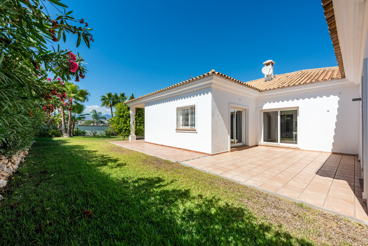 FOR SALE 🏡 Four-Bedroom Andalusian Villa to Renovate on a 1,656 m² Plot – Atalaya, New Golden Mile 🇪🇸