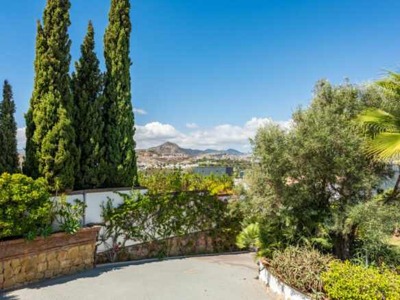 FOR SALE 🏡 Four-Bedroom Andalusian Villa to Renovate on a 1,656 m² Plot – Atalaya, New Golden Mile 🇪🇸