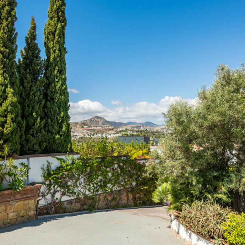 FOR SALE 🏡 Four-Bedroom Andalusian Villa to Renovate on a 1,656 m² Plot – Atalaya, New Golden Mile 🇪🇸