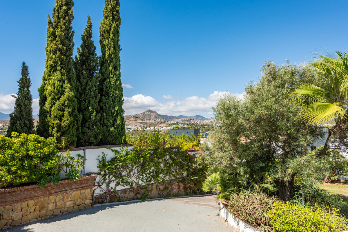 FOR SALE 🏡 Four-Bedroom Andalusian Villa to Renovate on a 1,656 m² Plot – Atalaya, New Golden Mile 🇪🇸