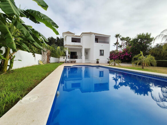 FOR SALE 🏡 Four-Bedroom Villa to Renovate on a 1,100 m² Plot near the Beach – Casasola, Estepona East 🇪🇸