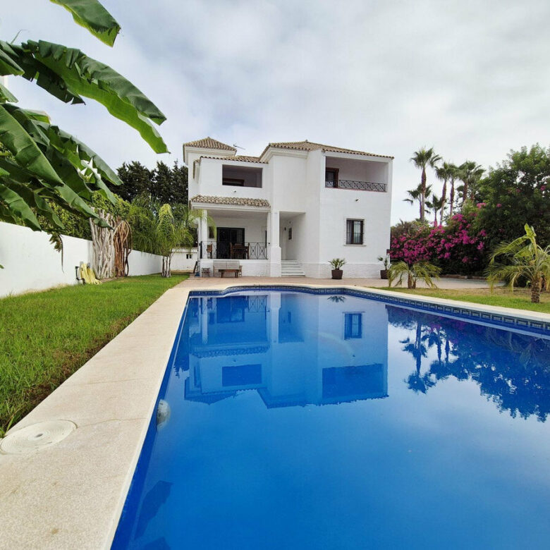 FOR SALE 🏡 Four-Bedroom Villa to Renovate on a 1,100 m² Plot near the Beach – Casasola, Estepona East 🇪🇸