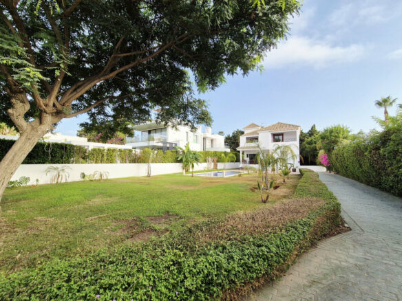 FOR SALE 🏡 Four-Bedroom Villa to Renovate on a 1,100 m² Plot near the Beach – Casasola, Estepona East 🇪🇸