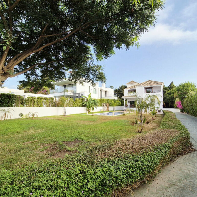 FOR SALE 🏡 Four-Bedroom Villa to Renovate on a 1,100 m² Plot near the Beach – Casasola, Estepona East 🇪🇸