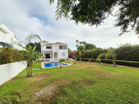 FOR SALE 🏡 Four-Bedroom Villa to Renovate on a 1,100 m² Plot near the Beach – Casasola, Estepona East 🇪🇸