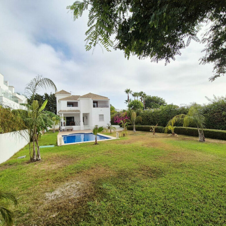 FOR SALE 🏡 Four-Bedroom Villa to Renovate on a 1,100 m² Plot near the Beach – Casasola, Estepona East 🇪🇸