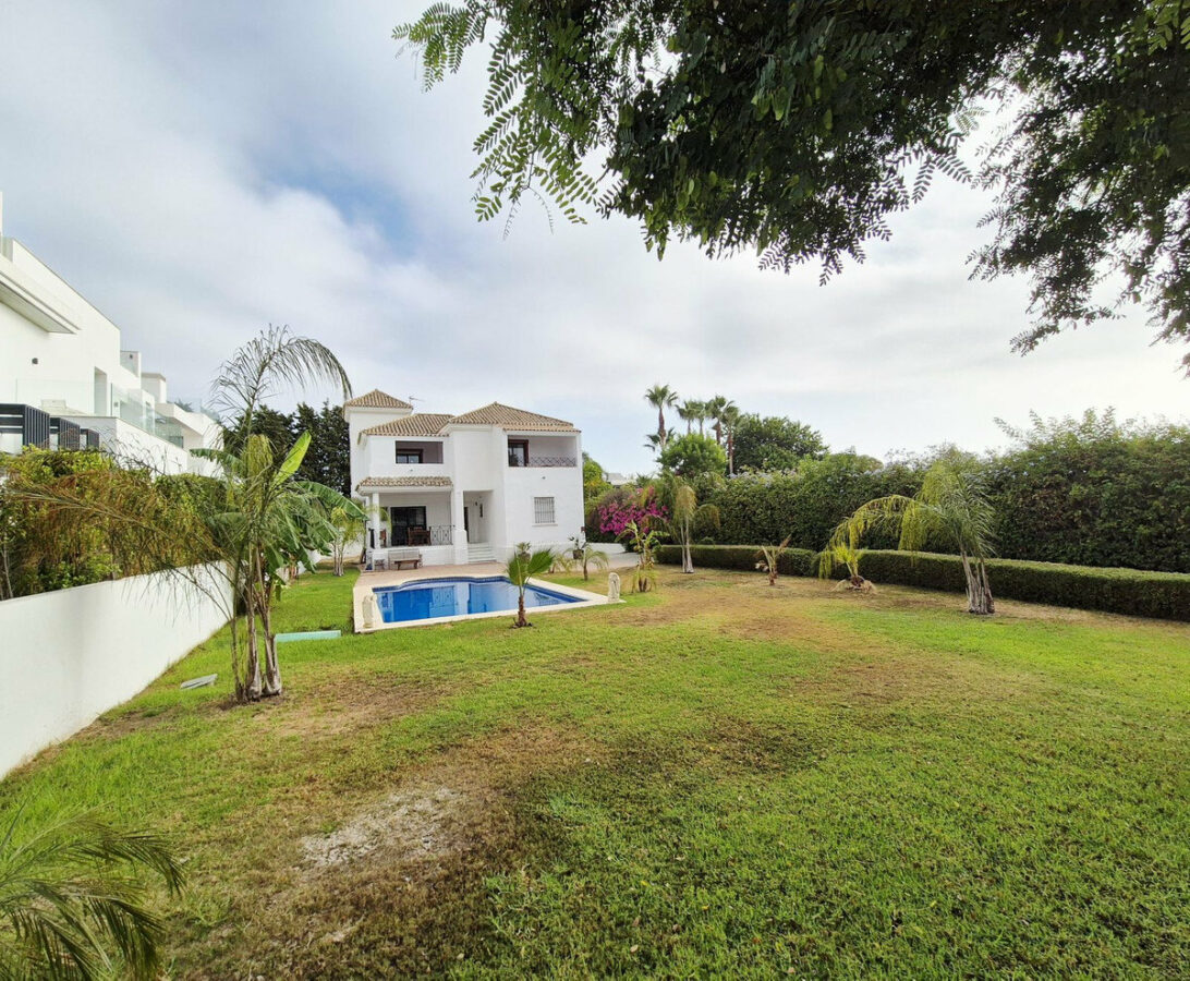 FOR SALE 🏡 Four-Bedroom Villa to Renovate on a 1,100 m² Plot near the Beach – Casasola, Estepona East 🇪🇸