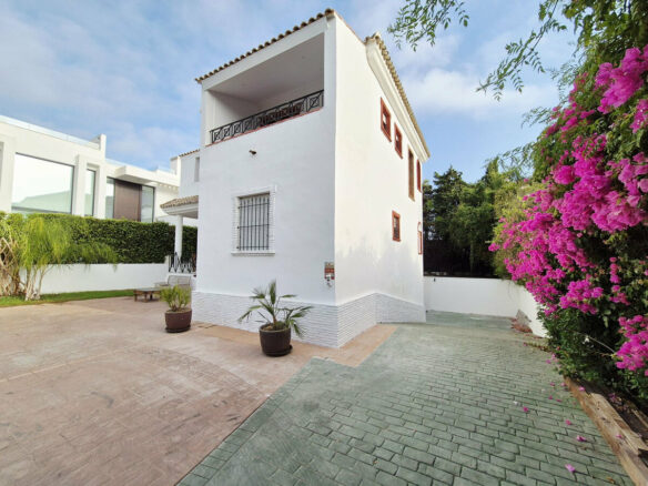FOR SALE 🏡 Four-Bedroom Villa to Renovate on a 1,100 m² Plot near the Beach – Casasola, Estepona East 🇪🇸