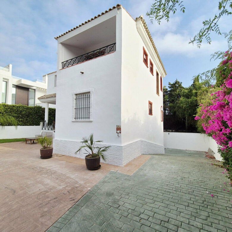 FOR SALE 🏡 Four-Bedroom Villa to Renovate on a 1,100 m² Plot near the Beach – Casasola, Estepona East 🇪🇸