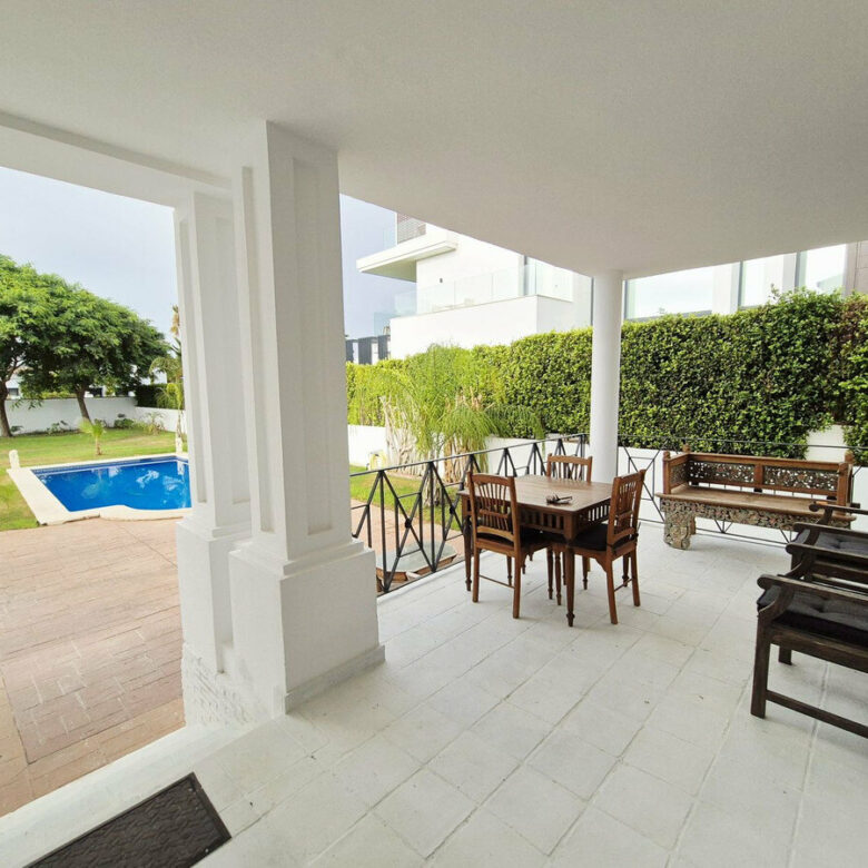FOR SALE 🏡 Four-Bedroom Villa to Renovate on a 1,100 m² Plot near the Beach – Casasola, Estepona East 🇪🇸