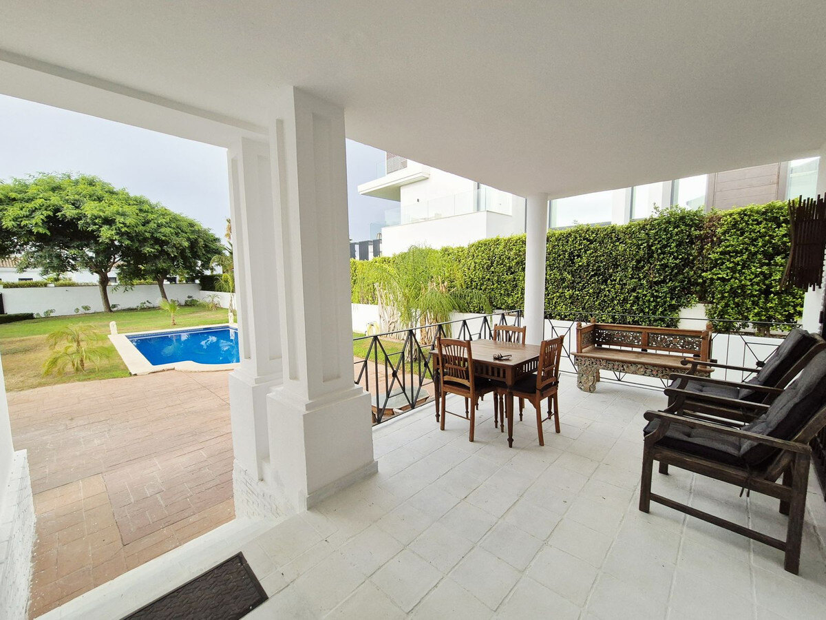 FOR SALE 🏡 Four-Bedroom Villa to Renovate on a 1,100 m² Plot near the Beach – Casasola, Estepona East 🇪🇸