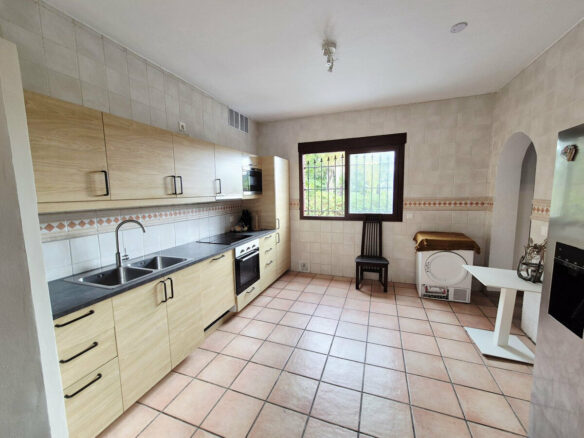 FOR SALE 🏡 Four-Bedroom Villa to Renovate on a 1,100 m² Plot near the Beach – Casasola, Estepona East 🇪🇸