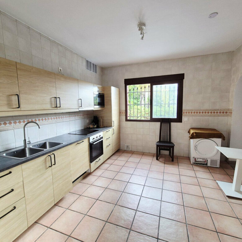 FOR SALE 🏡 Four-Bedroom Villa to Renovate on a 1,100 m² Plot near the Beach – Casasola, Estepona East 🇪🇸
