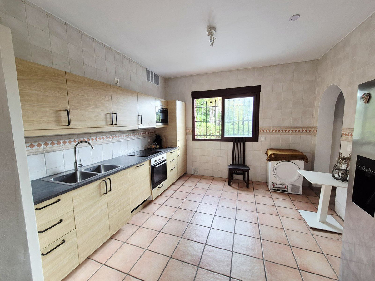 FOR SALE 🏡 Four-Bedroom Villa to Renovate on a 1,100 m² Plot near the Beach – Casasola, Estepona East 🇪🇸