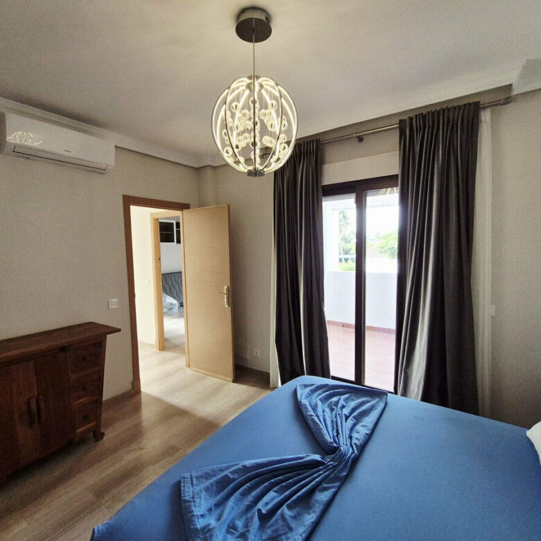FOR SALE 🏡 Four-Bedroom Villa to Renovate on a 1,100 m² Plot near the Beach – Casasola, Estepona East 🇪🇸