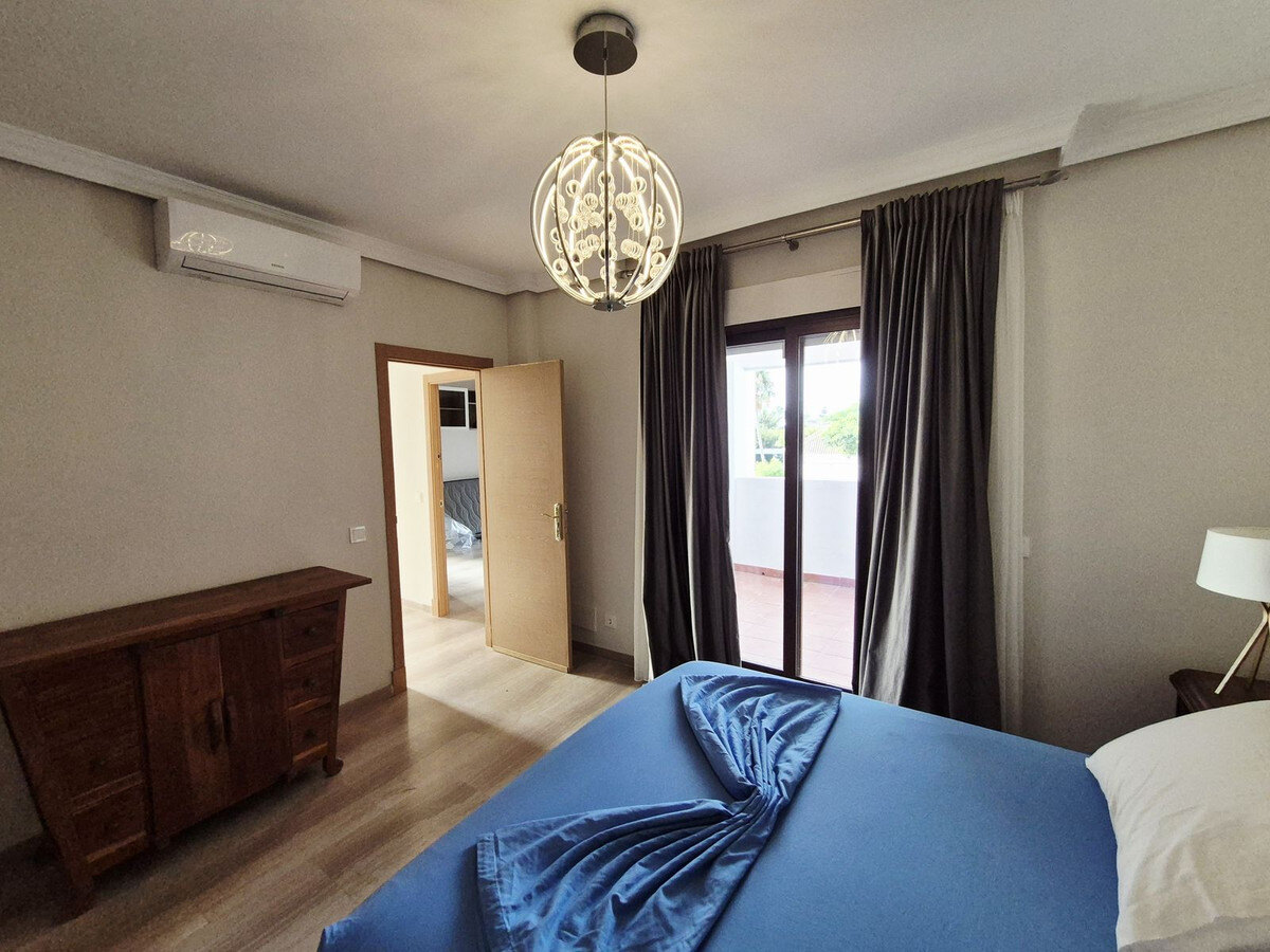 FOR SALE 🏡 Four-Bedroom Villa to Renovate on a 1,100 m² Plot near the Beach – Casasola, Estepona East 🇪🇸