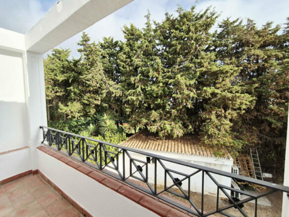 FOR SALE 🏡 Four-Bedroom Villa to Renovate on a 1,100 m² Plot near the Beach – Casasola, Estepona East 🇪🇸