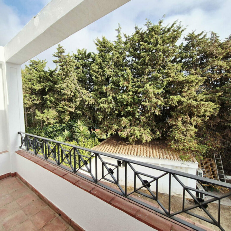 FOR SALE 🏡 Four-Bedroom Villa to Renovate on a 1,100 m² Plot near the Beach – Casasola, Estepona East 🇪🇸