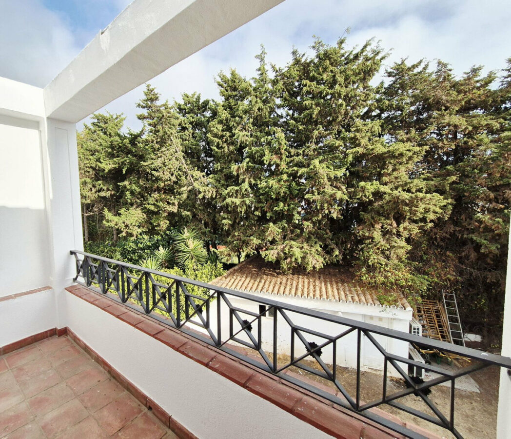 FOR SALE 🏡 Four-Bedroom Villa to Renovate on a 1,100 m² Plot near the Beach – Casasola, Estepona East 🇪🇸