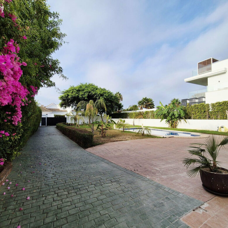 FOR SALE 🏡 Four-Bedroom Villa to Renovate on a 1,100 m² Plot near the Beach – Casasola, Estepona East 🇪🇸