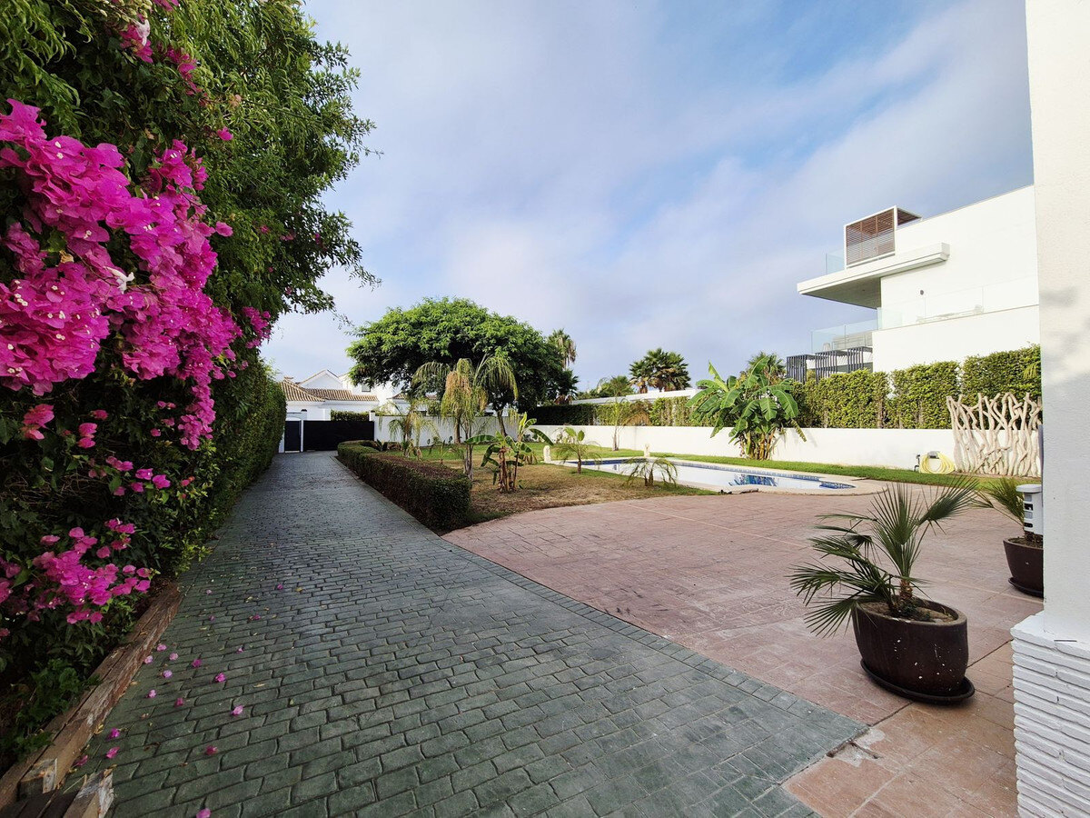 FOR SALE 🏡 Four-Bedroom Villa to Renovate on a 1,100 m² Plot near the Beach – Casasola, Estepona East 🇪🇸