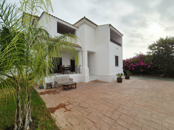 FOR SALE 🏡 Four-Bedroom Villa to Renovate on a 1,100 m² Plot near the Beach – Casasola, Estepona East 🇪🇸