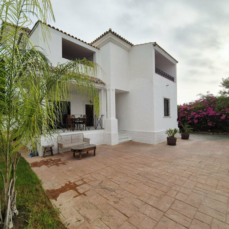 FOR SALE 🏡 Four-Bedroom Villa to Renovate on a 1,100 m² Plot near the Beach – Casasola, Estepona East 🇪🇸