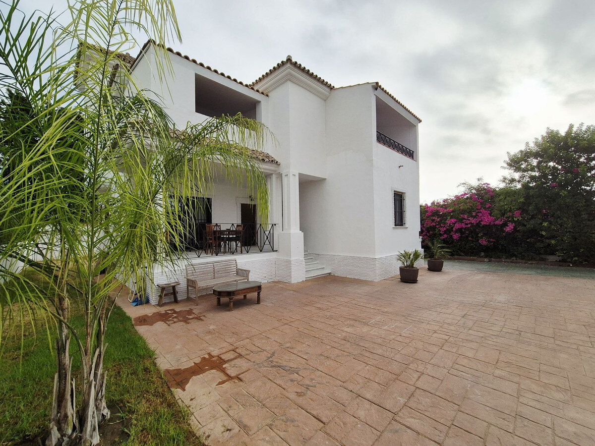 FOR SALE 🏡 Four-Bedroom Villa to Renovate on a 1,100 m² Plot near the Beach – Casasola, Estepona East 🇪🇸