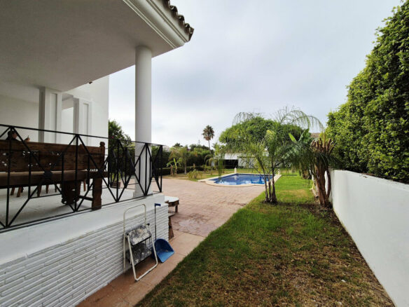 FOR SALE 🏡 Four-Bedroom Villa to Renovate on a 1,100 m² Plot near the Beach – Casasola, Estepona East 🇪🇸