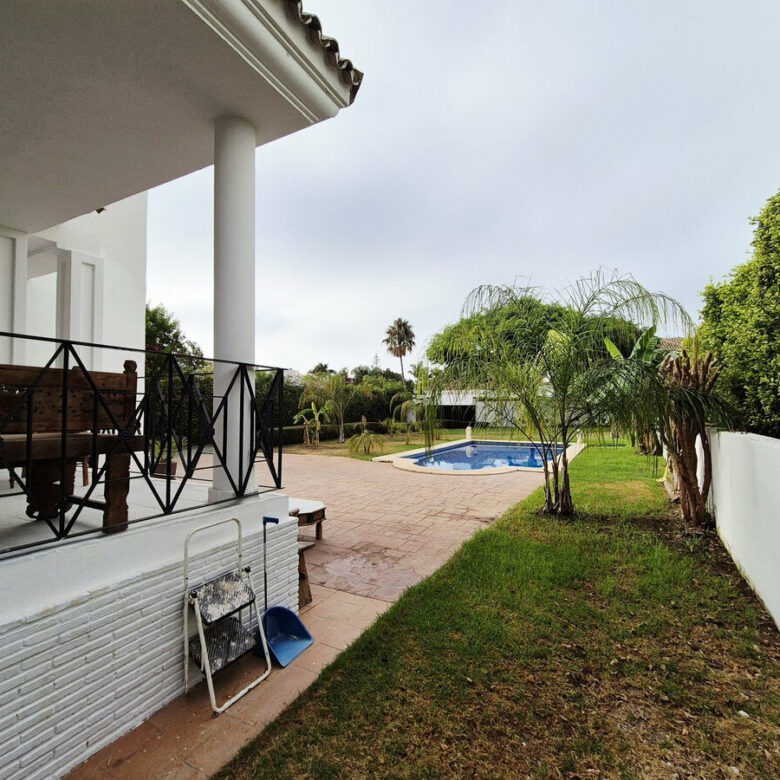 FOR SALE 🏡 Four-Bedroom Villa to Renovate on a 1,100 m² Plot near the Beach – Casasola, Estepona East 🇪🇸