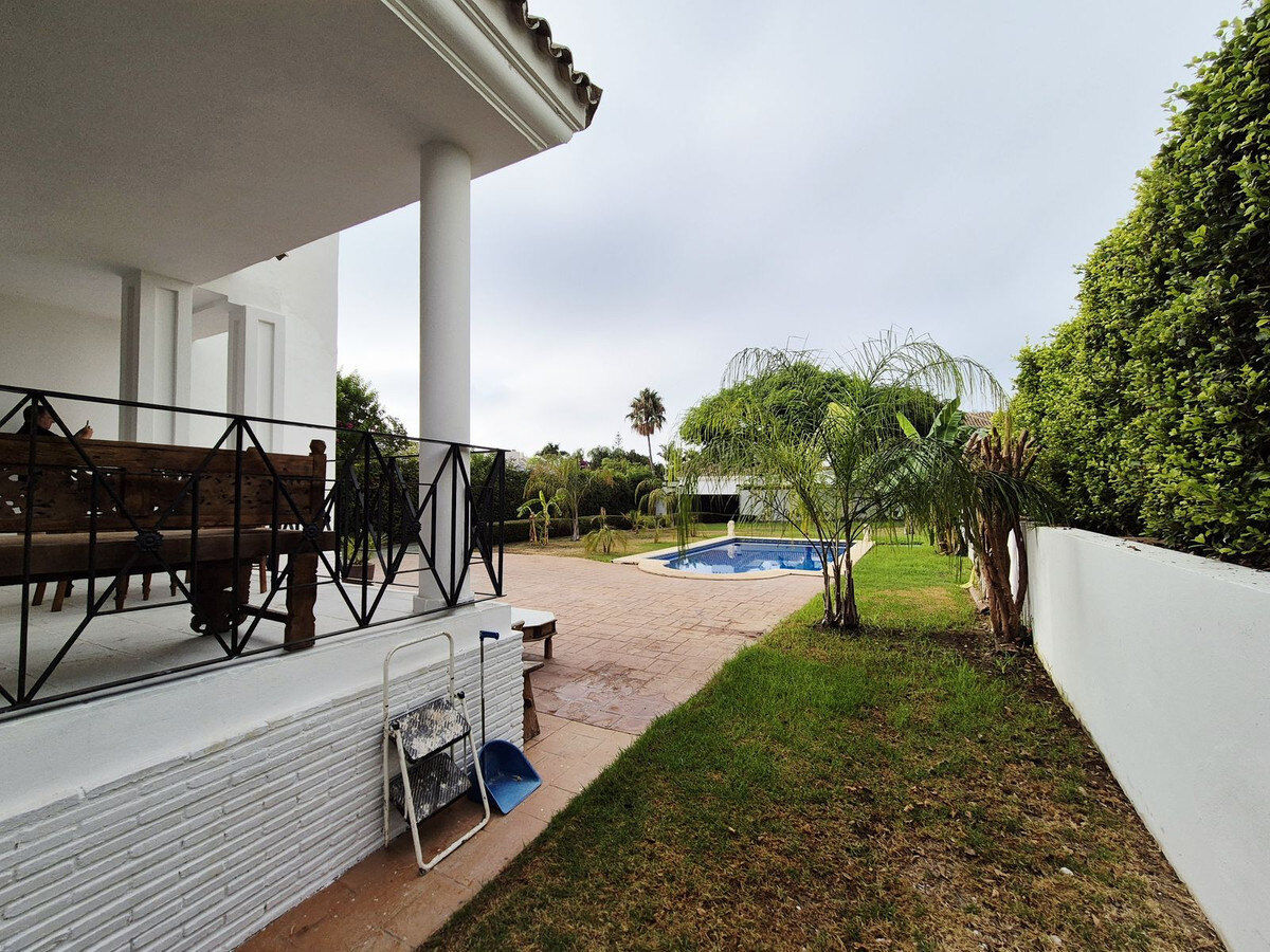 FOR SALE 🏡 Four-Bedroom Villa to Renovate on a 1,100 m² Plot near the Beach – Casasola, Estepona East 🇪🇸