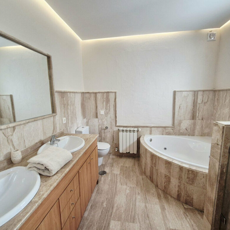 FOR SALE 🏡 Four-Bedroom Villa to Renovate on a 1,100 m² Plot near the Beach – Casasola, Estepona East 🇪🇸